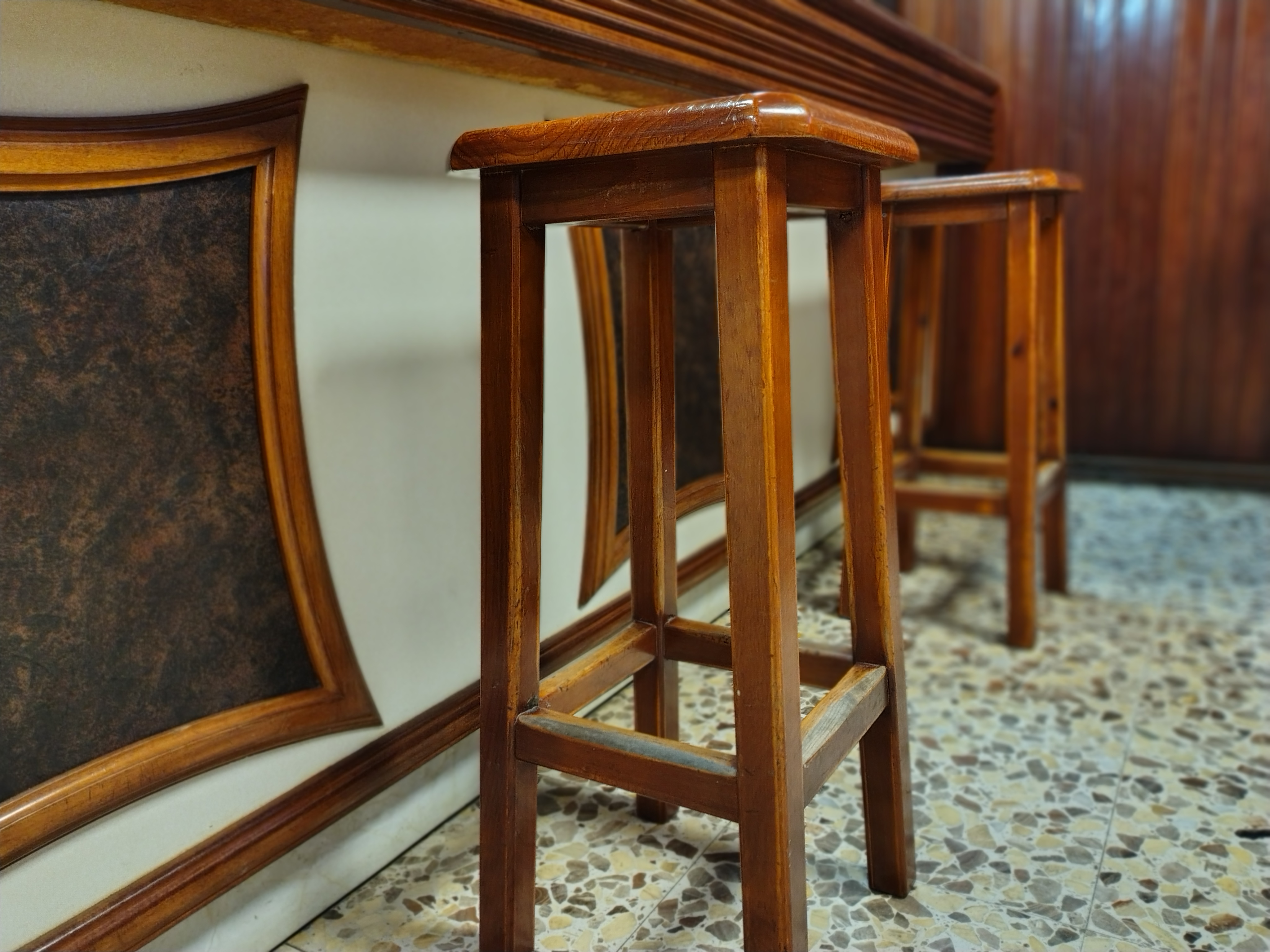 Taburetes de madera clásicos del Café-Bar Regueiro